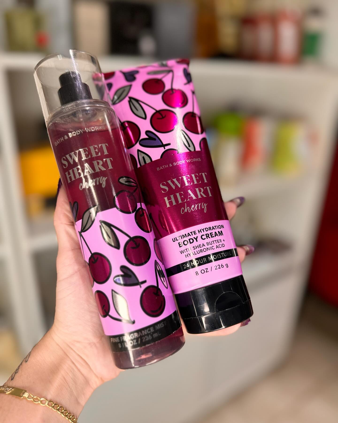 Body Splash e hidratante sweet heart Cherry

Notas: cereja 🍒 selvagem , pistache e baunilha. 

Body Splash R$ 269,80
Hid