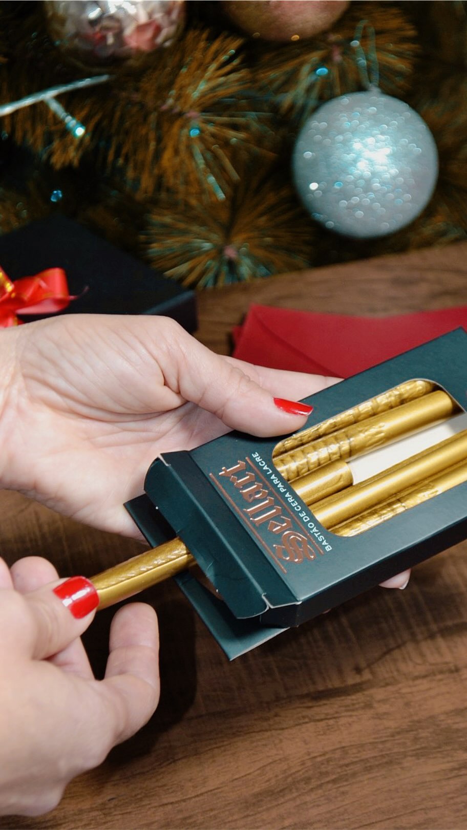 A cera para lacre bastão pistola é a solução perfeita para selar embalagens de forma rápida e segura. Com a nossa cera, 