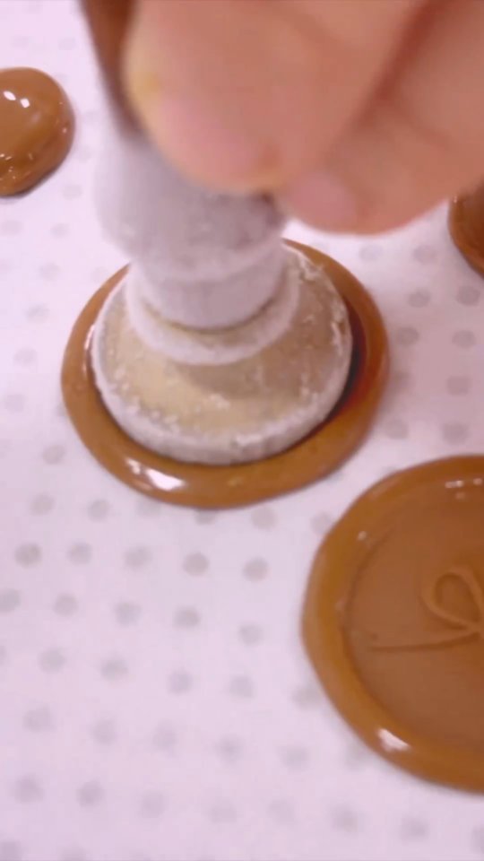 #repost #clientesellart 
• vídeo by @lateliersucre 🤗💫

Quem come a plaquinha de chocolate antes de comer o doce do L'Ate