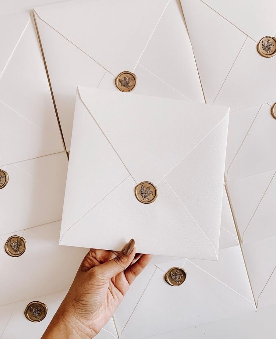 #repost @lotusatelie

A escolha de Joara & Caio: envelopes quadrados em papel off white texturizado para os convites. 🤍
