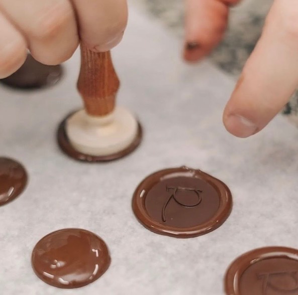 Chegou a hora de inovar e impressionar seus clientes com chocolates personalizados e únicos nessa páscoa 🐰

E para te aj