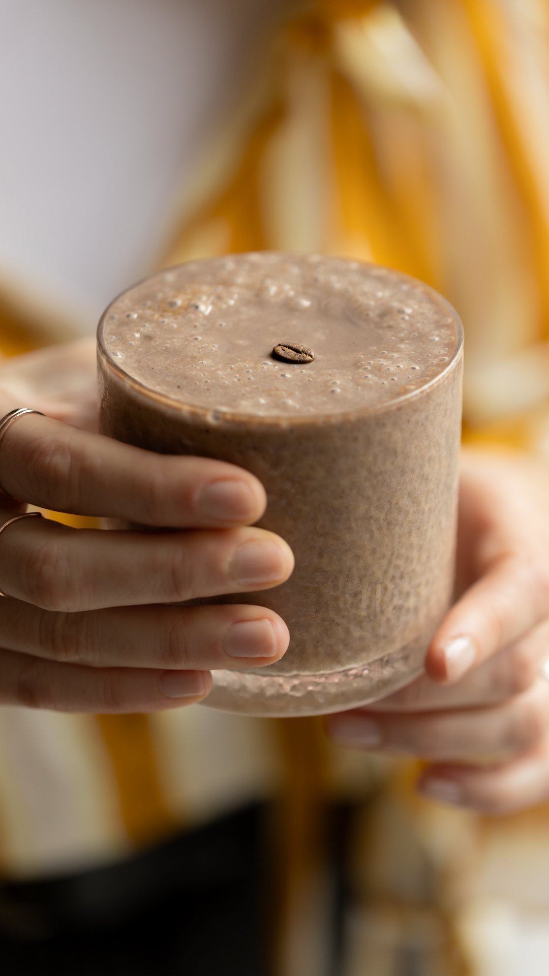 SPICED BANANA, DATE & ESPRESSO SMOOTHIE 🌴🍌 Here’s an energising smoothie to kickstart your day. It combines creamy froze