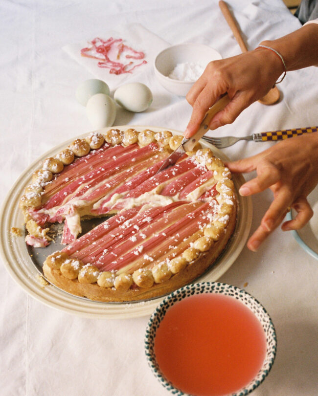 RECETTE : TARTE À LA RHUBARBE, RICOTTA ET PÂTE D’AMANDE thumbnail