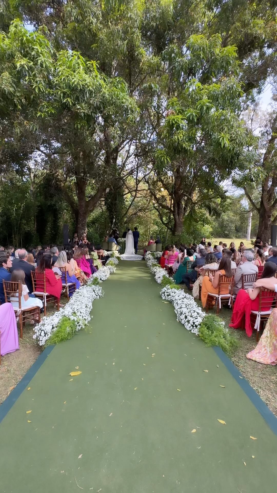 Além dessas 3 Dicas, eu ainda sugiro:
✔️Escolha o vestido de noiva somente após definir o layout da decoração;
✔️ Para d