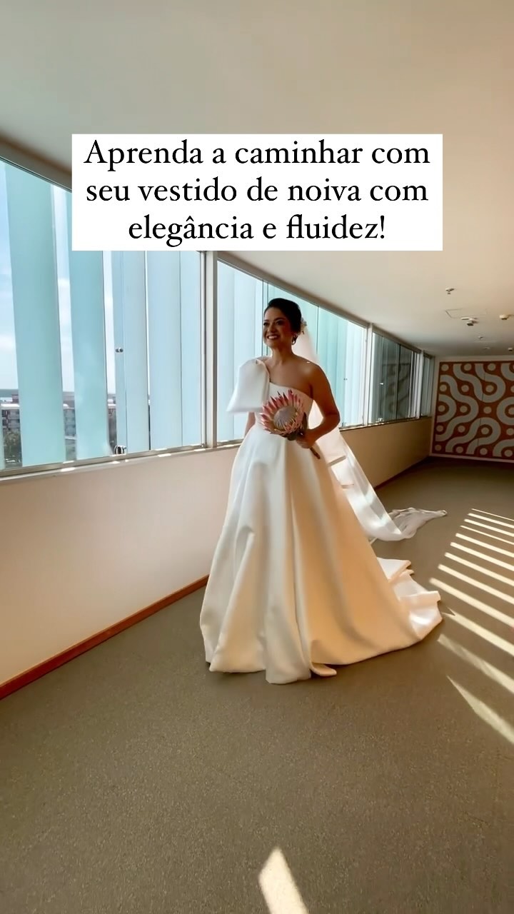 Dica bônus! 👇🏻👇🏻👇🏻
👉🏻 Ensaie antes, já com o vestido de noiva, caminhe e sinta seu peso, entenda como se movimentar ness