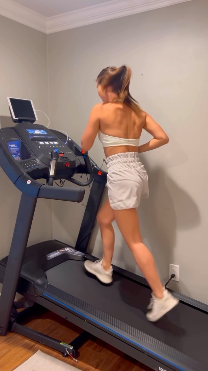 Check out my new early Christmas present & my new favorite way to workout from home! 🎁😍💪🏼
The Horizon Fitness 7.0AT Trea