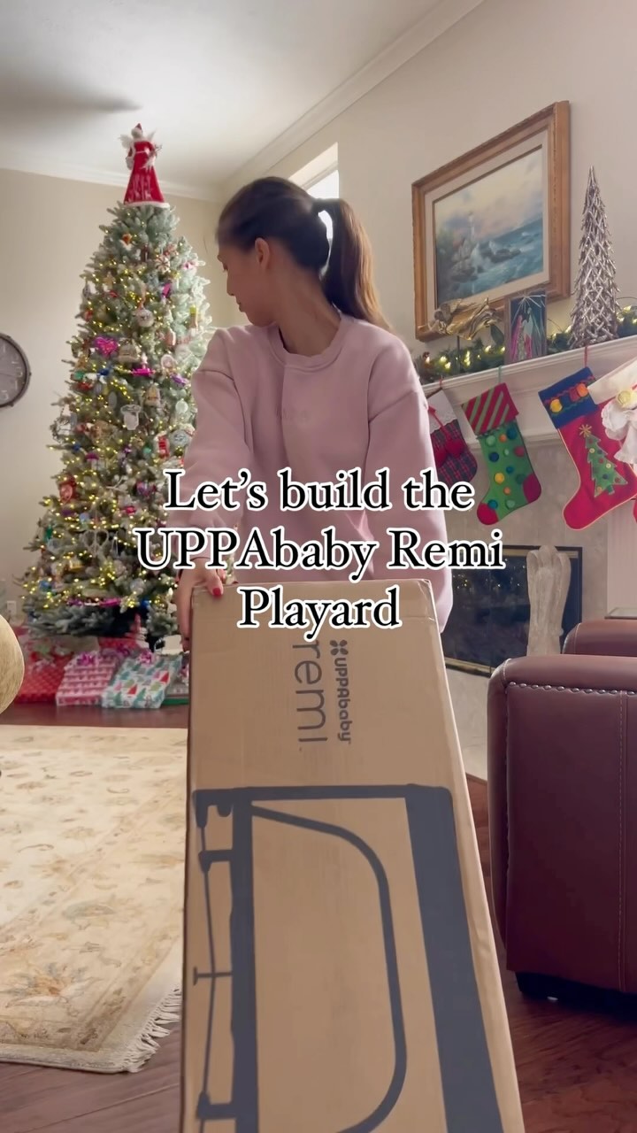 Shoutout to @strolleria for being our GO TO for all of our travel must-haves! 👏🏼

This UPPAbaby Remi PLAYARD is perfect 