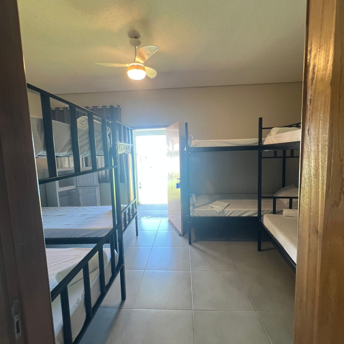 Quarto 1 para 8 pessoas na cama + 2 colchão s/ TV thumbnail