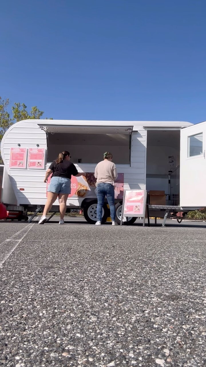 The full outside setup of our trailer! Watch us in full speed setting up the outside of the food trailer. We do this for