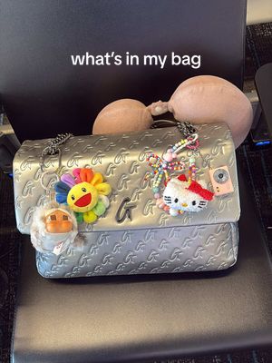 What’s one thing you must have in your carry on bag? 👀 This is everything I never travel without! #whatsinmypurse #glama