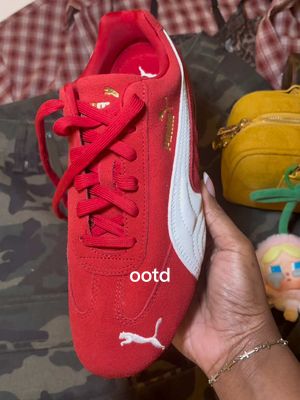 I’m loving how all of the patterns and colors came together in this fit 🤩 #outfitinspo #ootd #pumaspeedcat #cargos #jort