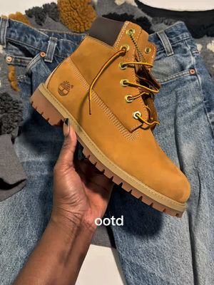 This outfit just screams fall 🍂🤩 full outfit deets are 🔗 in my LTK. #falloutfitinspo #sweateroutfit #fallfashioninspo #t