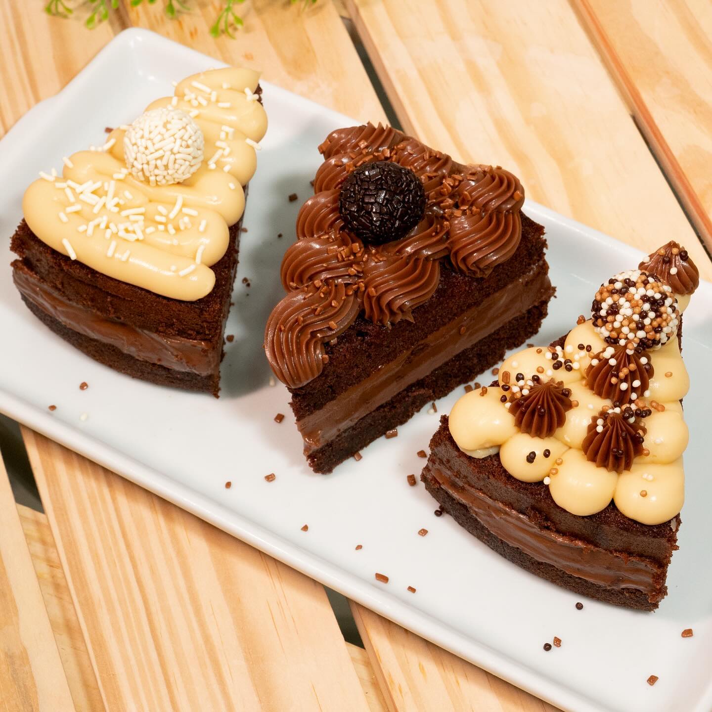 Nossas fatias de tortas super cremosas e recheadas, vem experimentar 😍

Fatia suprema com massa de chocolate com brigade