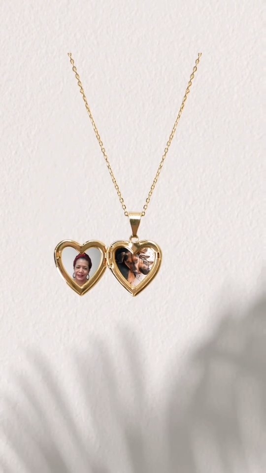 Este relicario dorado en forma de corazón no es solo un adorno, es un santuario para guardar los tesoros más preciados: 