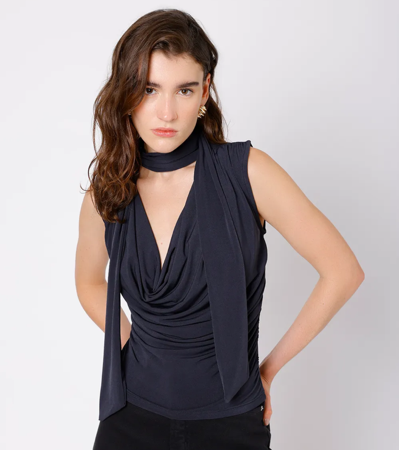 Blusa preta com echarpe mindset thumbnail