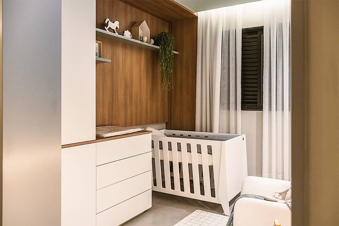 Quartos infantis nem sempre precisam ter móveis bastante coloridos e extravagantes. Um ambiente mais sereno ajuda na con