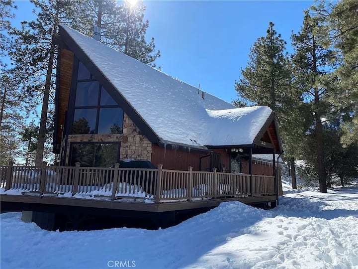 Home in Wrightwood · ★4.98 · 4 bedrooms · 7 beds · 3 baths thumbnail
