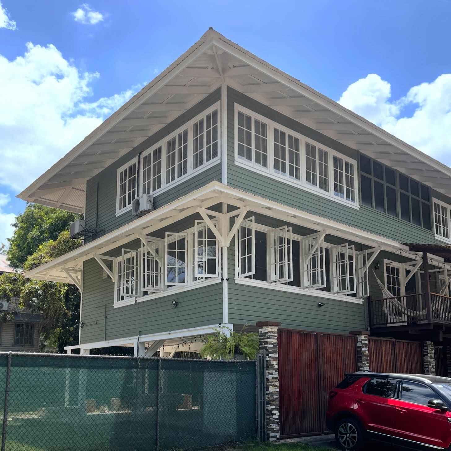 “En el corazón de la histórica Calle Hecker, Casa Randa emerge como un refugio de tranquilidad y confort. 🌿 Cada rincón 