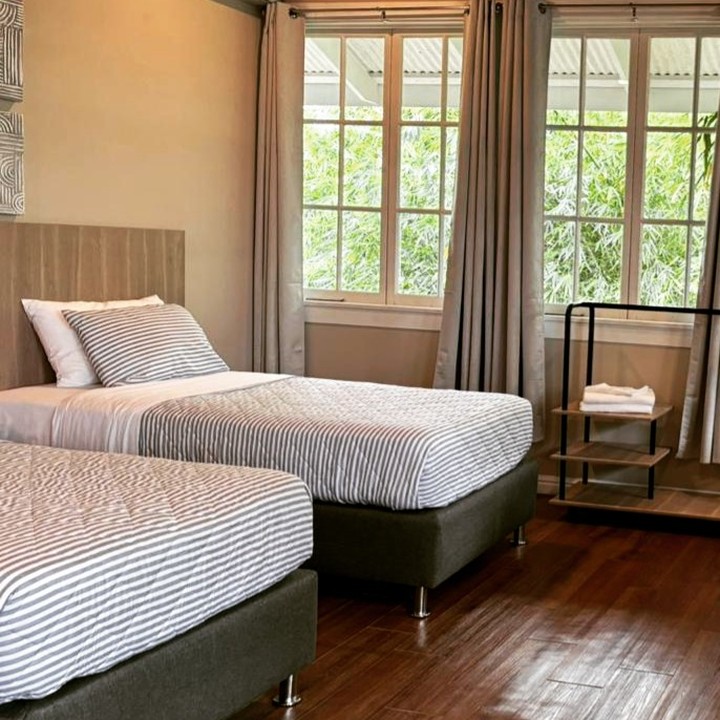 ¡Habitaciones iluminadas y amobladas para tu confort en Casa Randa, Panamá! 🛏️✨ Perfectas para el descanso y la relajaci