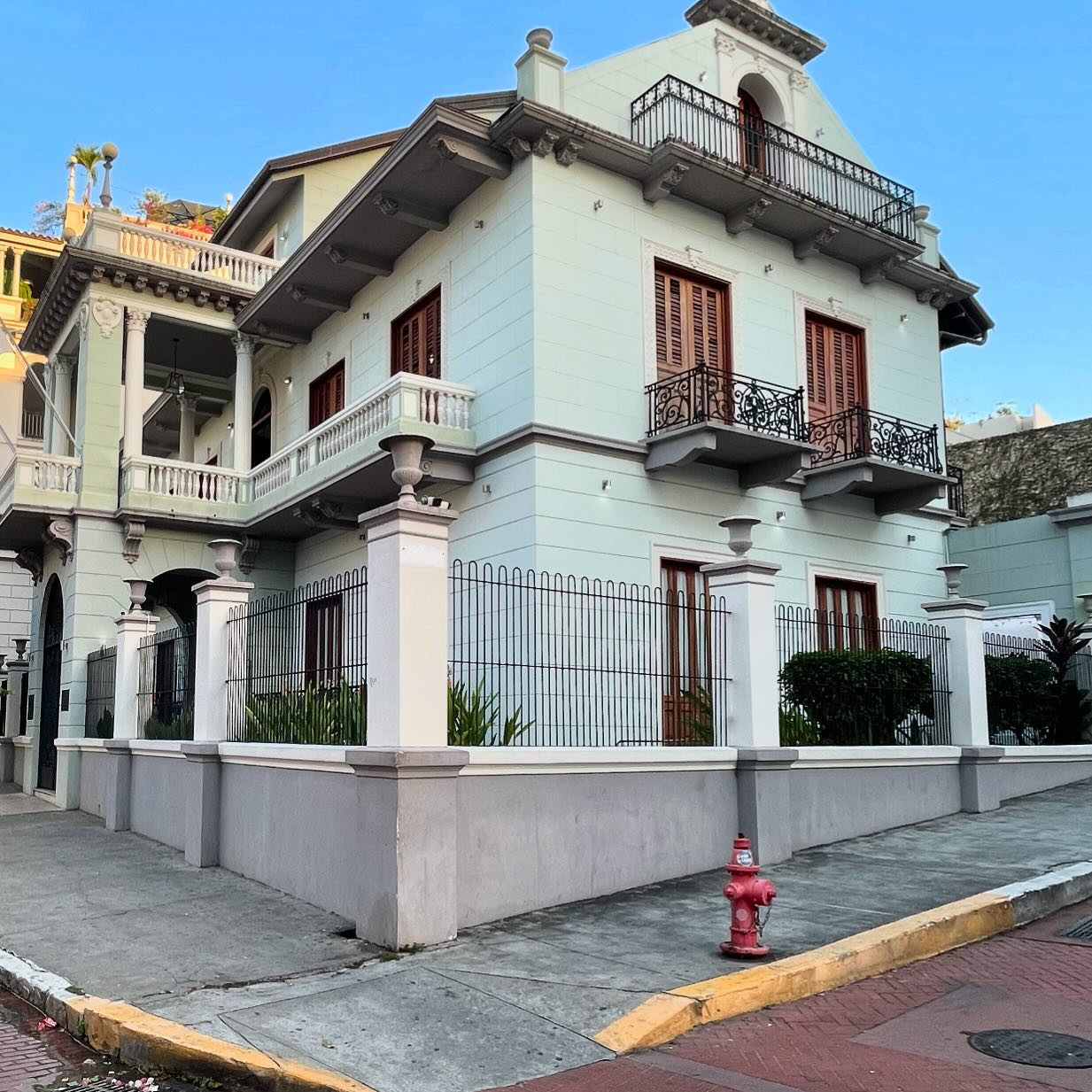 Nuestra ubicación en Diablo Heights te permite estar a solo 15 minutos en coche del encantador Casco Viejo. Pasea por su