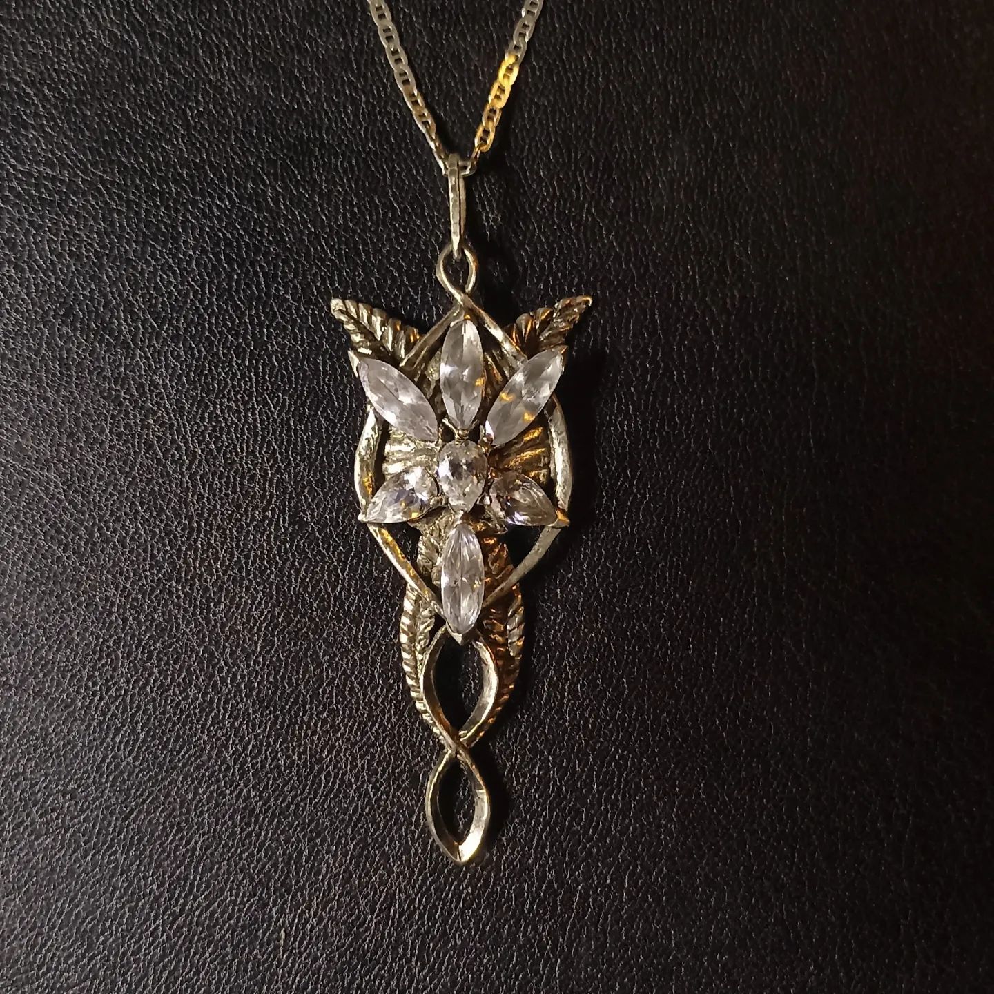 La Estrella del atardecer 

Hermoso collar inspirado en la saga de peliculas del señor de los anillos. 

Forjado a mano 