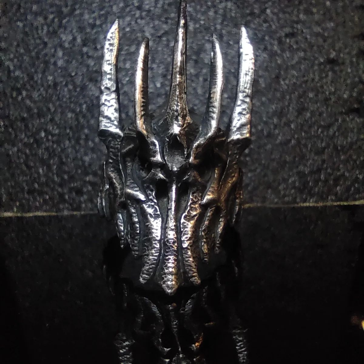 Sauron 

El señor oscuro
Siervo de morgoth

Anillo del casco de sauron forjado a mano en plata a la medida.

Inspirada e