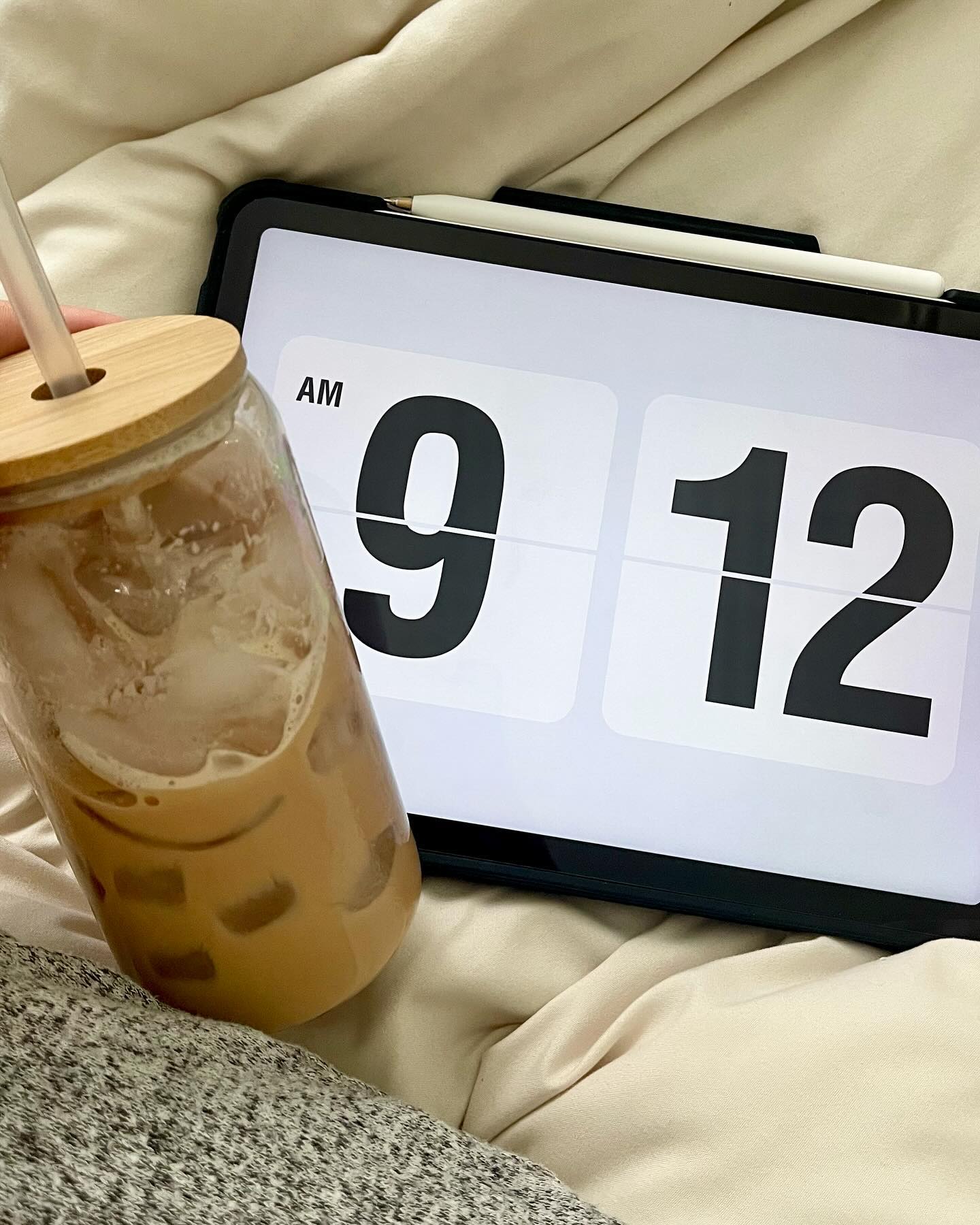 ☕️🤍✨
•
•
•
#ipad #ipadaesthetic #flipclock #ipadclock #icedlatte