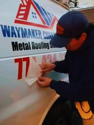 Colocar publicidad en tu auto puede ser una estrategia de marketing efectiva para promocionar tu negocio, ya que te perm
