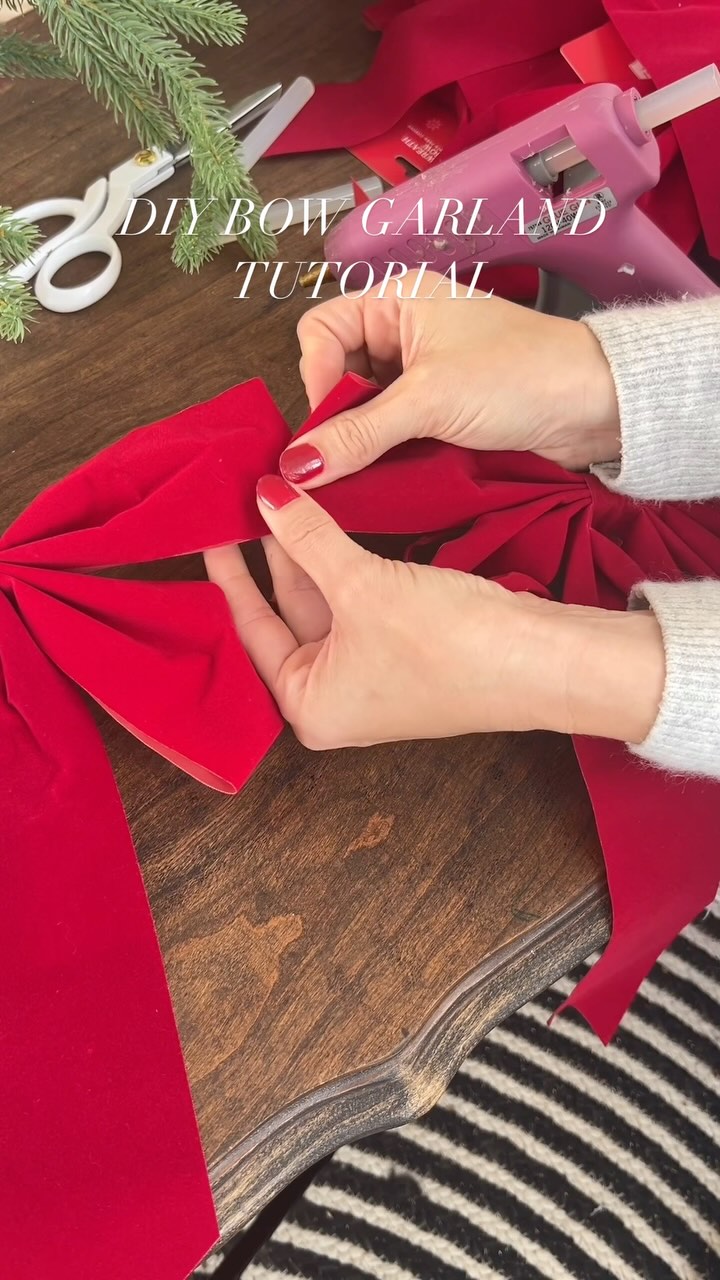 So many questions about my Christmas bow garland on my exterior windows, so I made a video for you guys! This was so qui