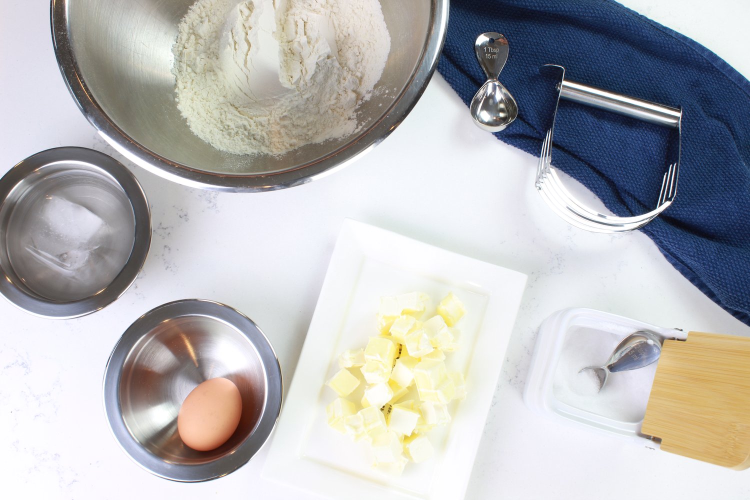 It's always the little things that make a difference in the kitchen.

 Our versatile salt box and measuring spoon duo ar