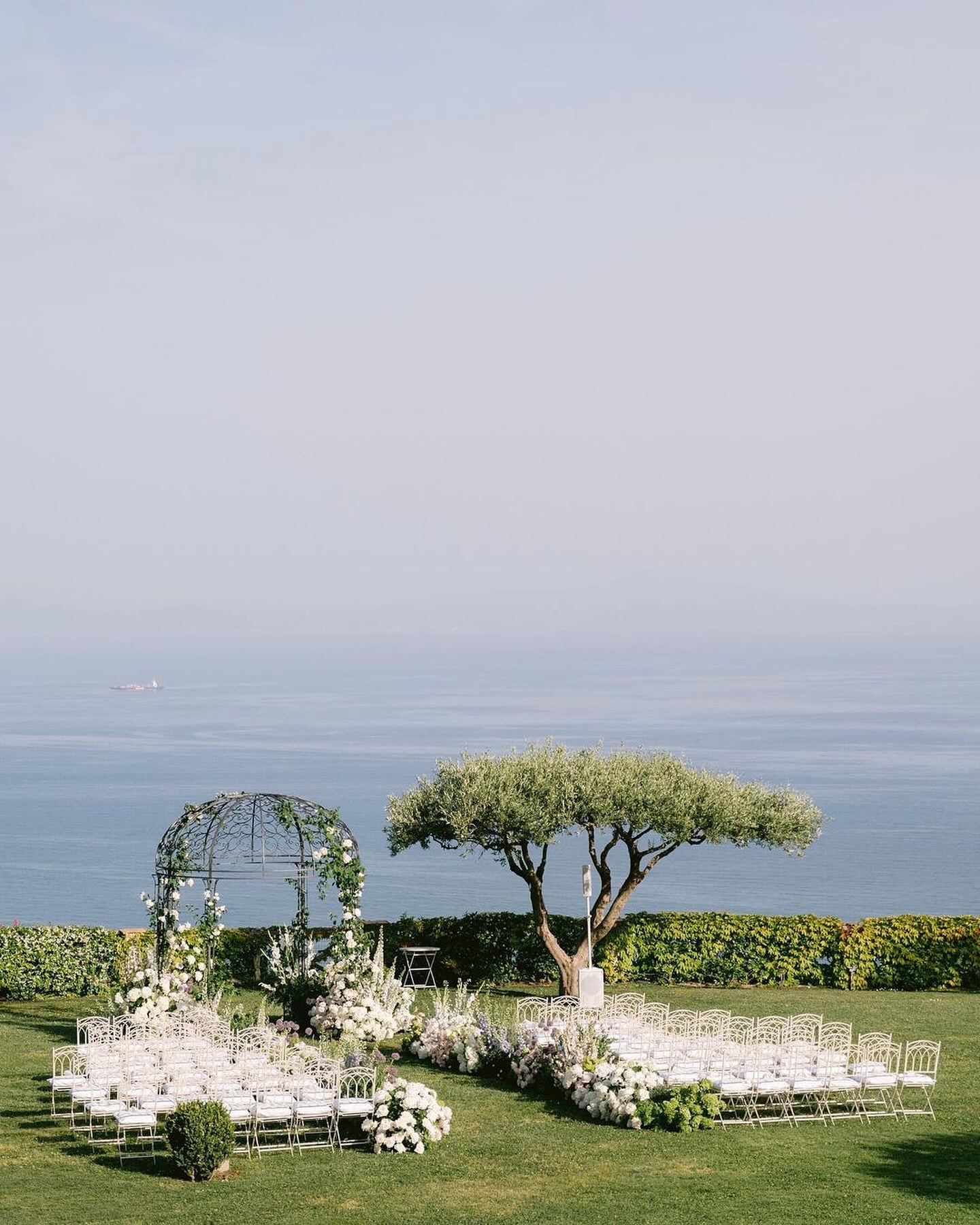 Such an elegant and timeless setup 😍🤍

📋 @sposiamovi
Collaborator Planner: @whitebridalhk
📷 @matteocoltro_weddings
🎥 @al