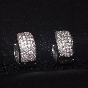 brincos de argolas cravejados  thumbnail