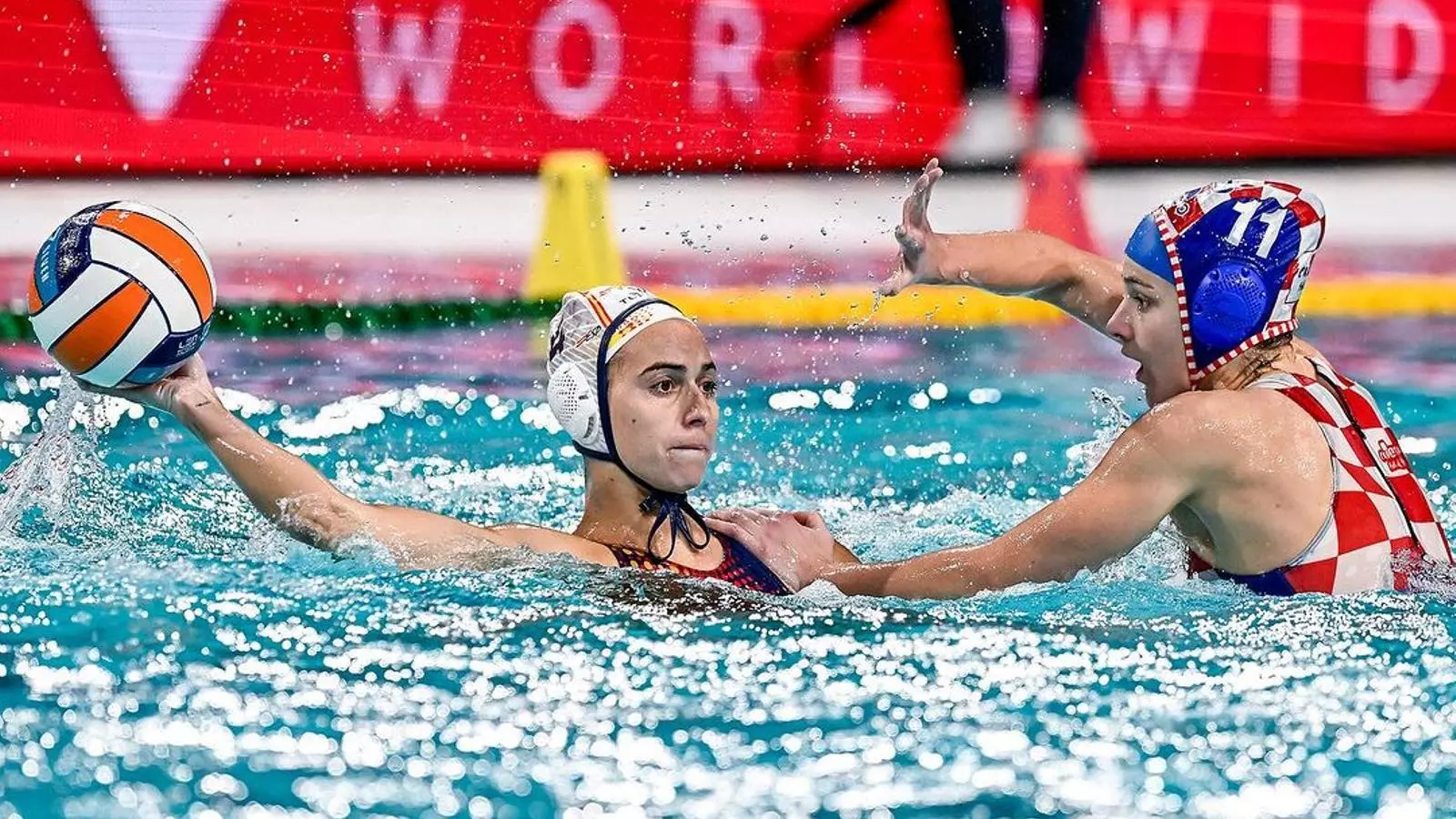 Reportatge: El sacrifici dins de la piscina: "He hagut d'aparcar el somni de ser mare" thumbnail