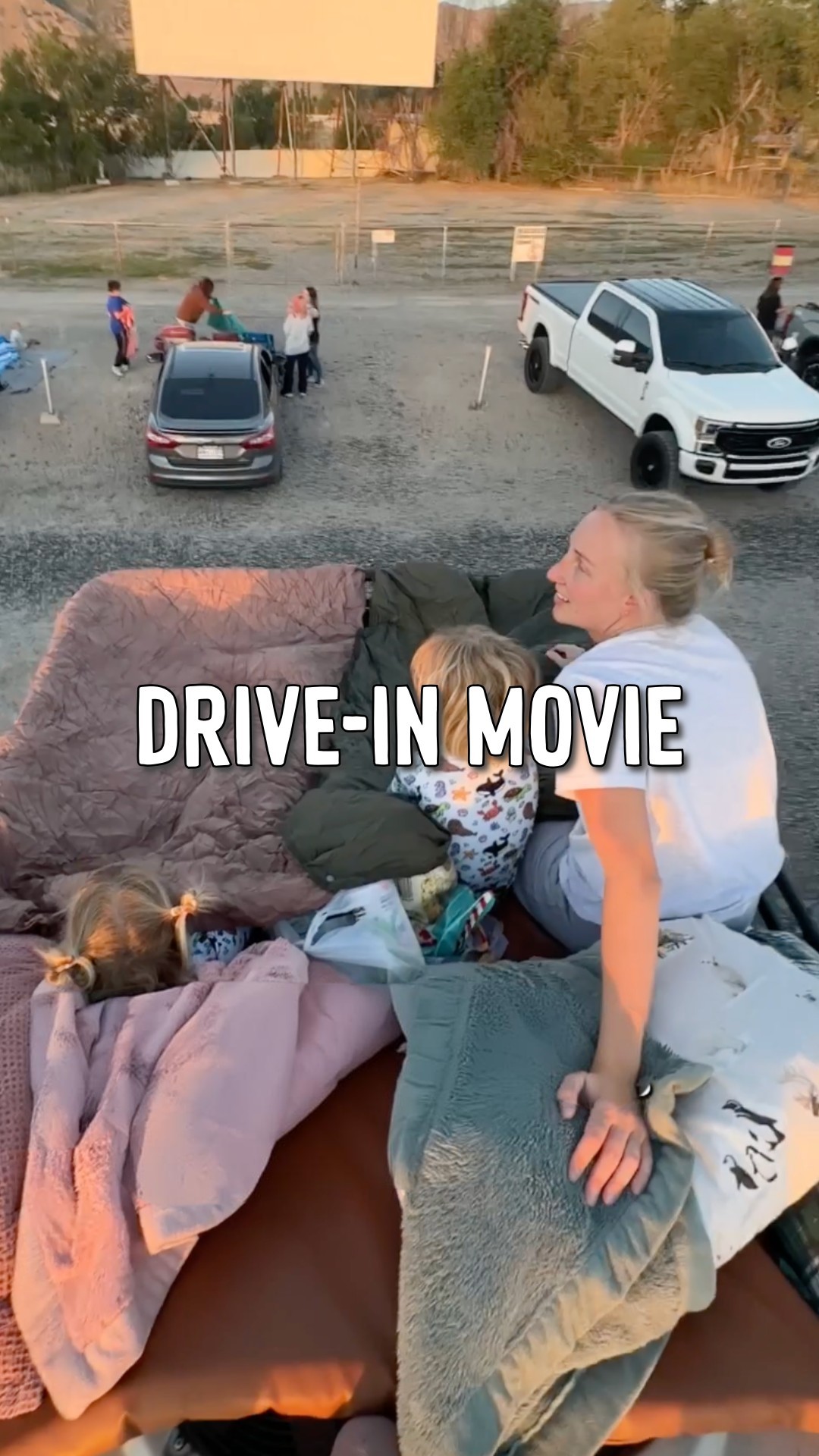 Weeknight fun with the fam 🤗
#madetomove #travel #weeknight #drivein #driveinmovie #packableblanket #familytime