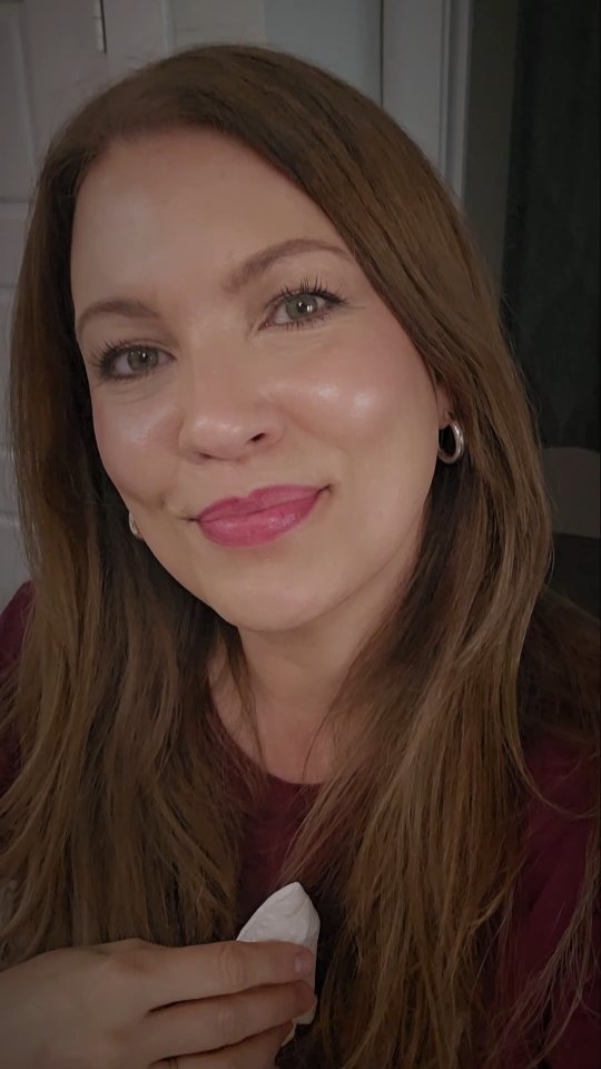 💋𝗖𝗼𝗺𝗺𝗲𝗻𝘁 "𝗟𝗜𝗣𝗦" 𝗮𝗻𝗱 𝗜 𝘄𝗶𝗹𝗹 𝘀𝗲𝗻𝗱 𝘆𝗼𝘂 𝘁𝗵𝗲 𝘀𝗵𝗼𝗽𝗽𝗶𝗻𝗴 𝗹𝗶𝗻𝗸.

I'm wearing shade Darling but I just bought a few more lighter s