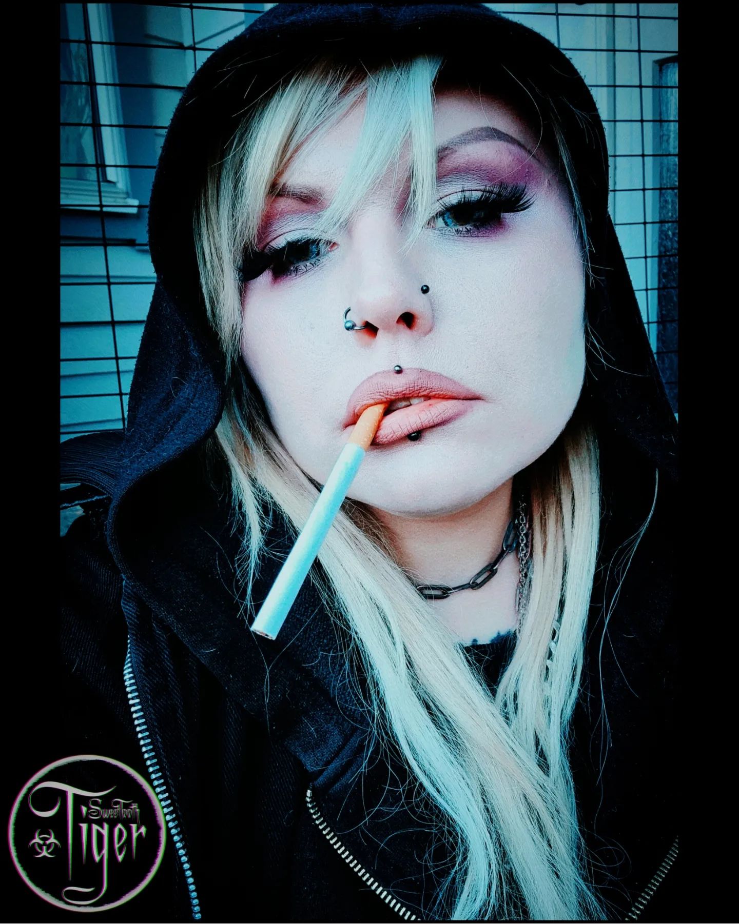 Happy Friday!🖤🚬🖤 1 or 2?
Swipe➡️
.
.
.
.
.
.
.
.
.
.
.
.
#altmakeup #alternativemakeup #smokebreak #smokeygirl #smokeyfr