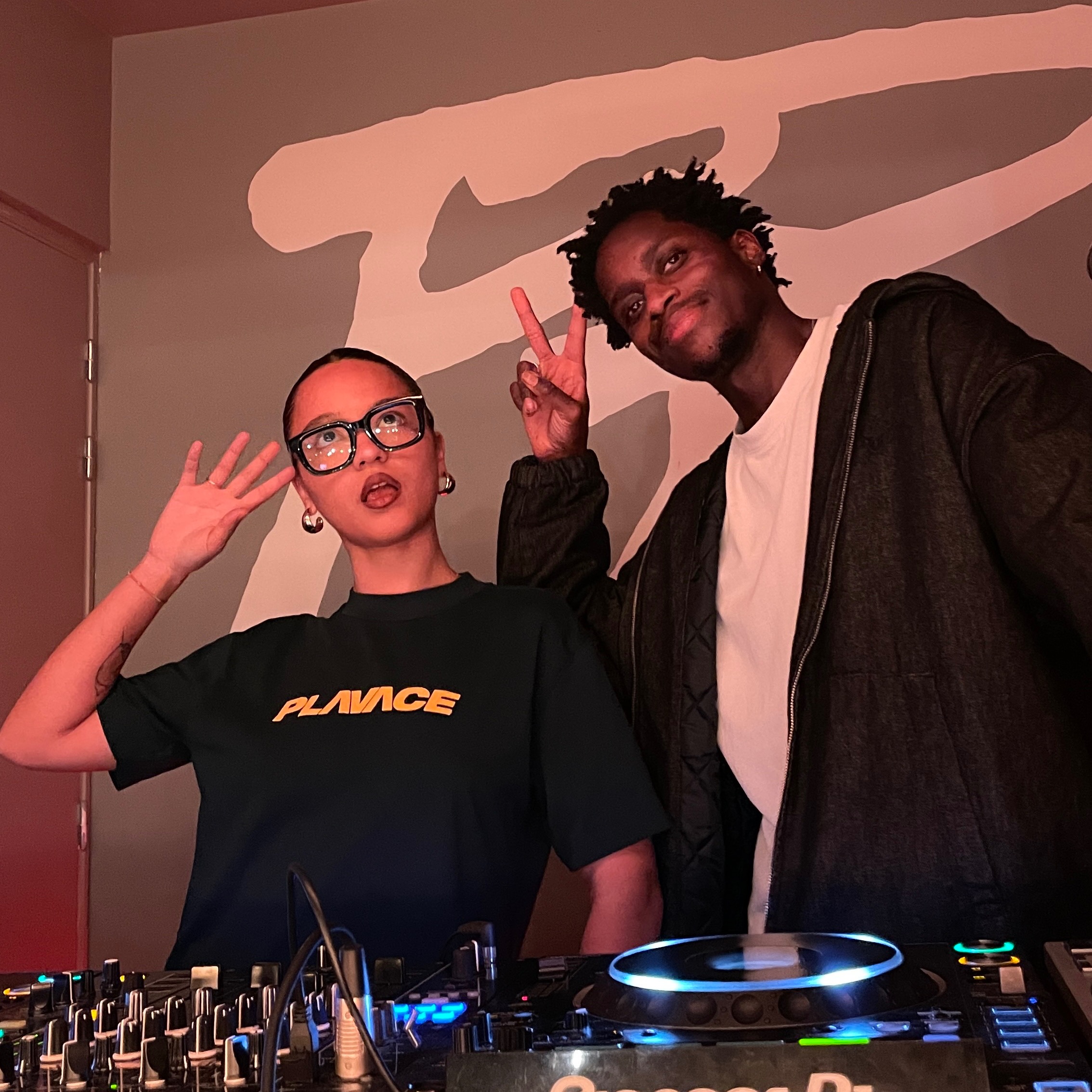 ELI PIÑATA RADIO thumbnail