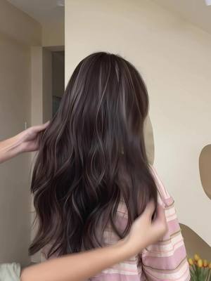 Nhuộm kết hợp Highlight là sự lựa chọn hoàn hảo để khoe cá tính. Nếu các nàng vẫn chưa biết chọn màu tóc nào cho hè này 