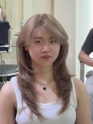 Trà Sữa vẫn luôn là màu sắc rất trendy và phù hợp với các nàng thích sáng da nhưng không muốn quá sáng hoặc quá nổi bật☺