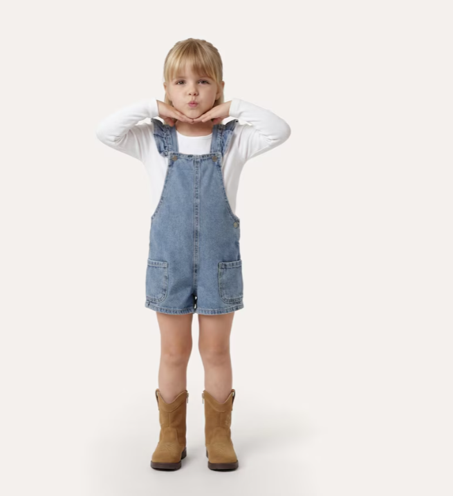Jardineira jeans infantil com babados  thumbnail