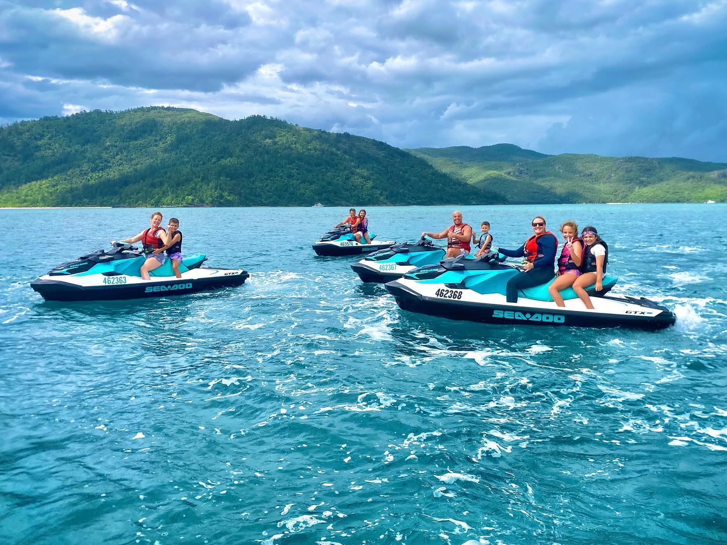 Jet skiing is one of the best ways to catch glimpses of wildlife up close! 📸🐢🐠 Ride with our experienced guides from Day