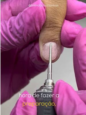 🧼 Preparação feita com técnica = unha que não descola! 💅 Não adianta ter gel bom se a unha não tá pronta pra receber. Co