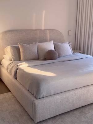 Cuddle up without the heat! 🌙❄️🎄 Our bamboo breathable sheets are designed to keep you cool and neat while still providi