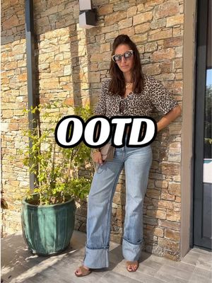 Look du jour entre fin d’été et début d’automne… Jean et top @Kiabi  Sandales @Stradivarius  Sac @BLEU CERISE  Solaires 