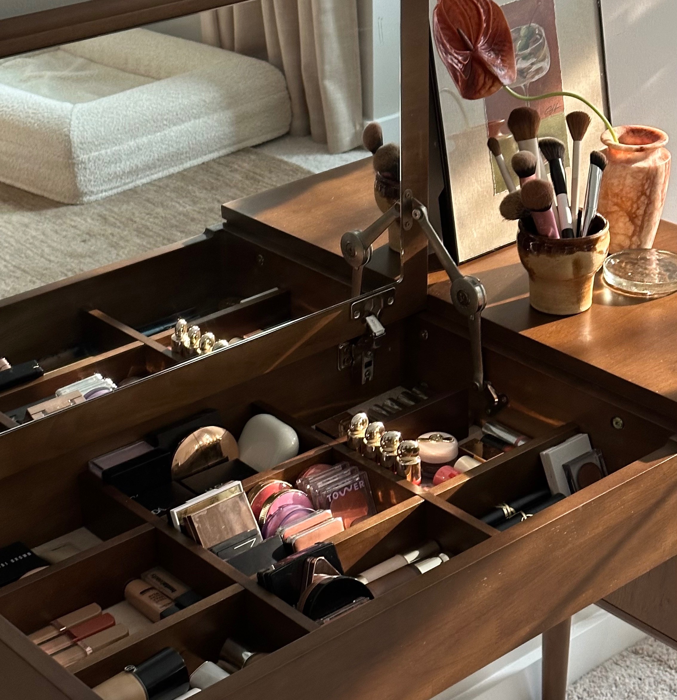 makeup vanity thumbnail