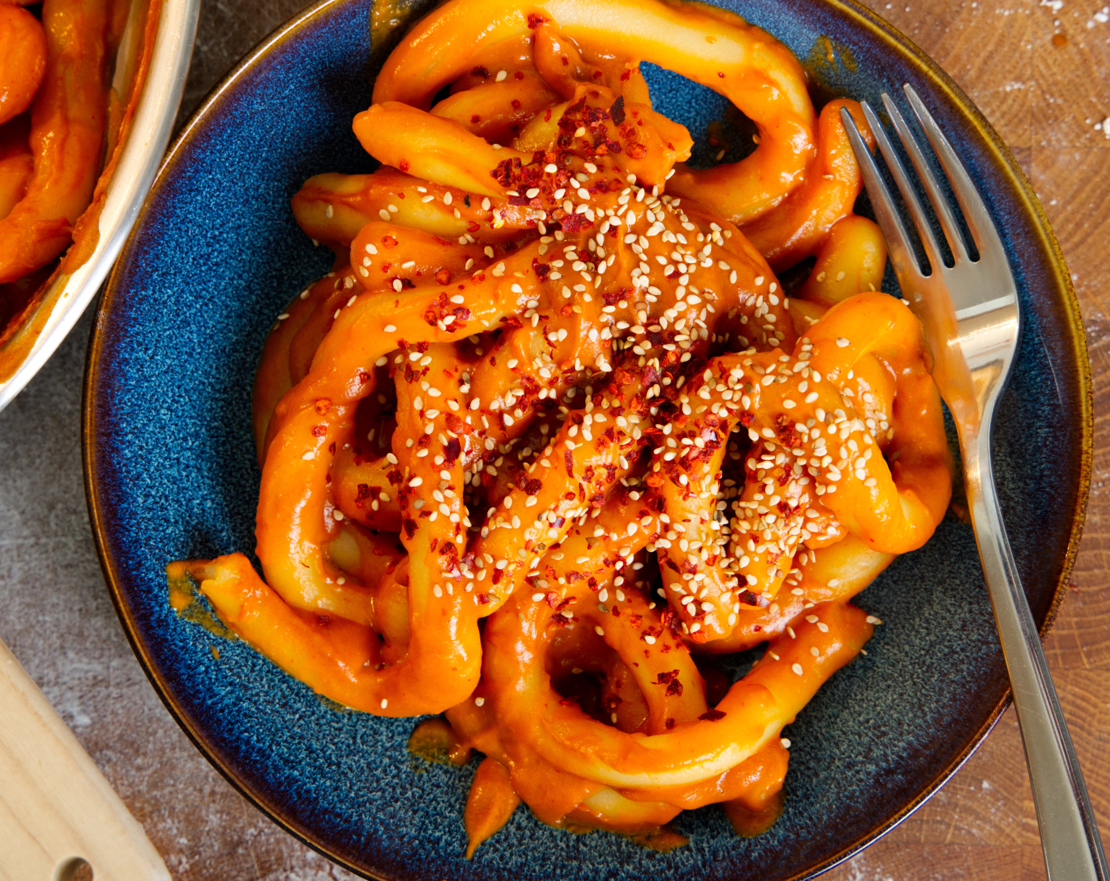 Lange, dicke Kartoffelnudeln mit Ednuss-Sriracha-Soße thumbnail