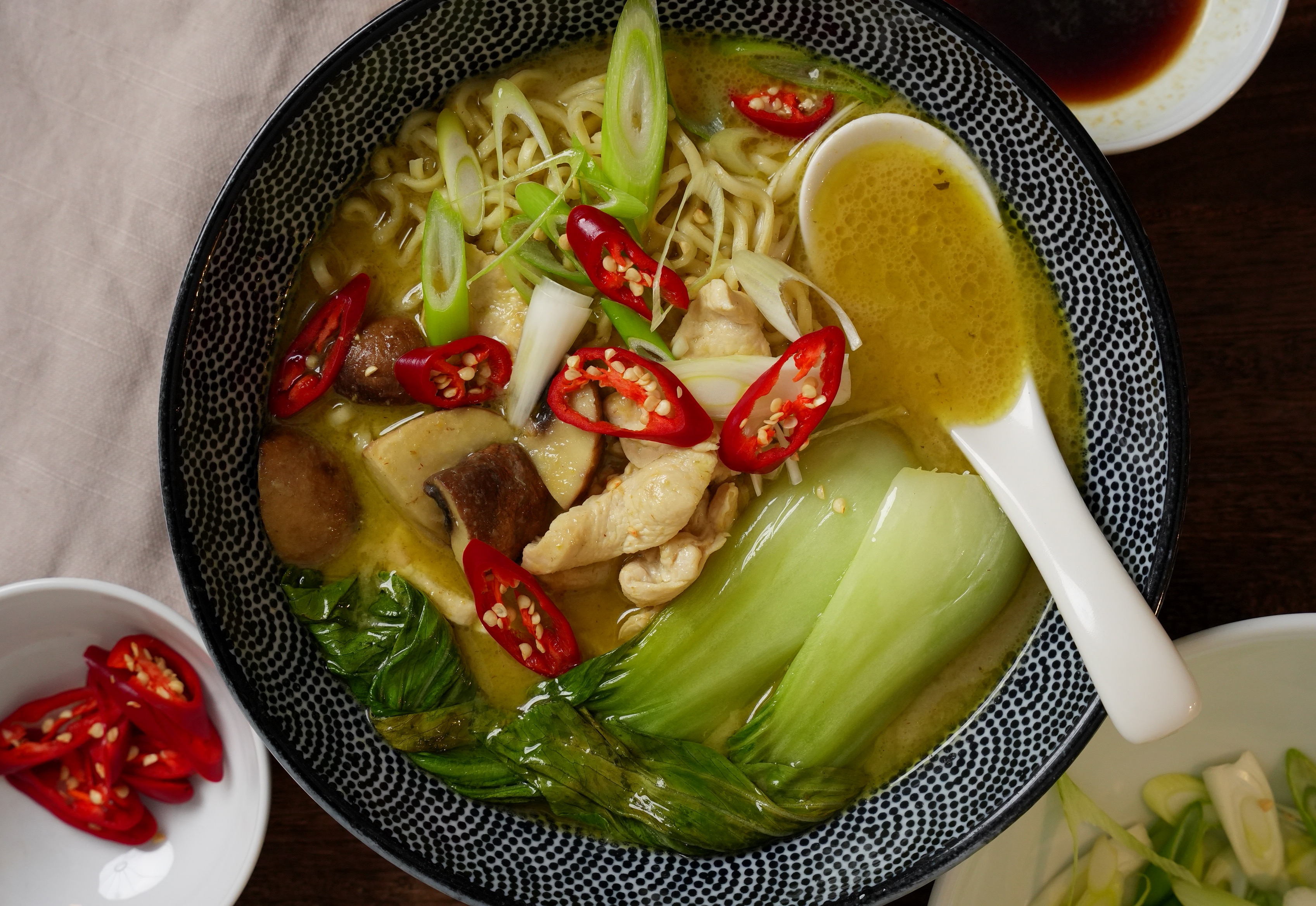 Leckere Thai Curry Kokos-Suppe mit Hähnchen thumbnail