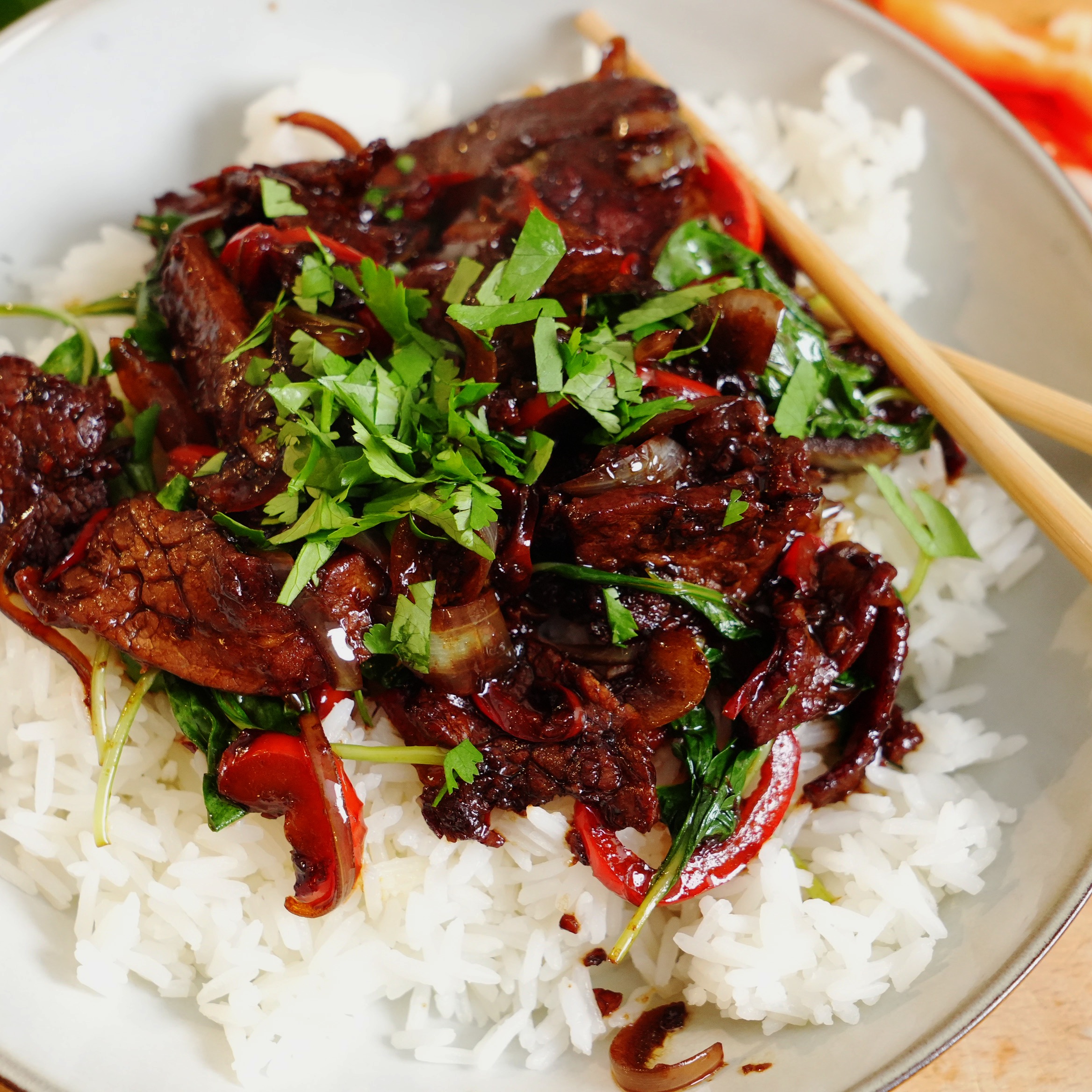 Zartes Rindfleisch mit Thai-Basilikum thumbnail