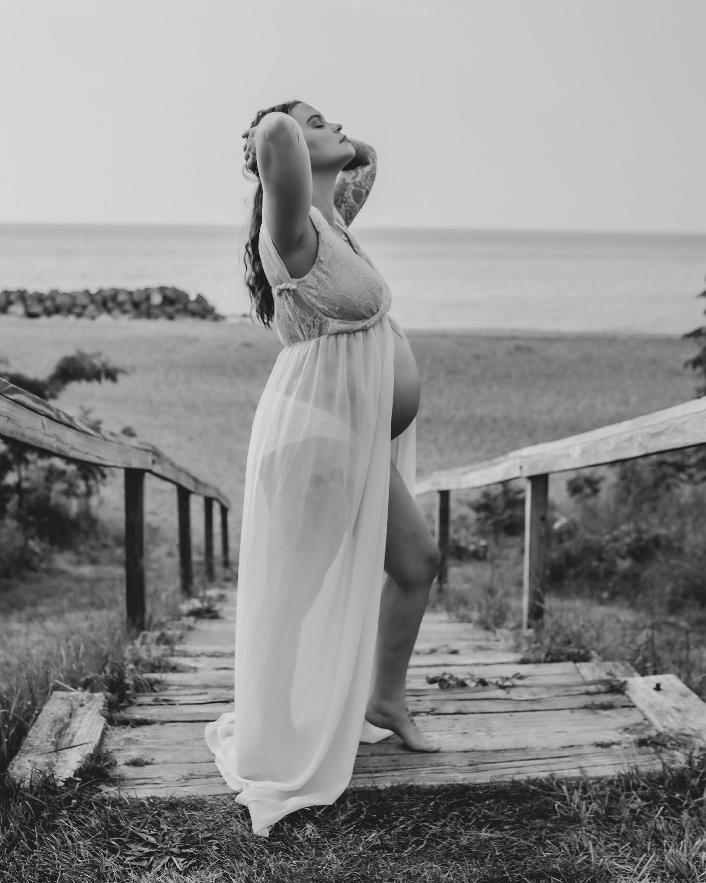 I usually prefer color but these shots were perfect in black and white 😍 
.
.
A perfect maternity shoot yesterday evenin