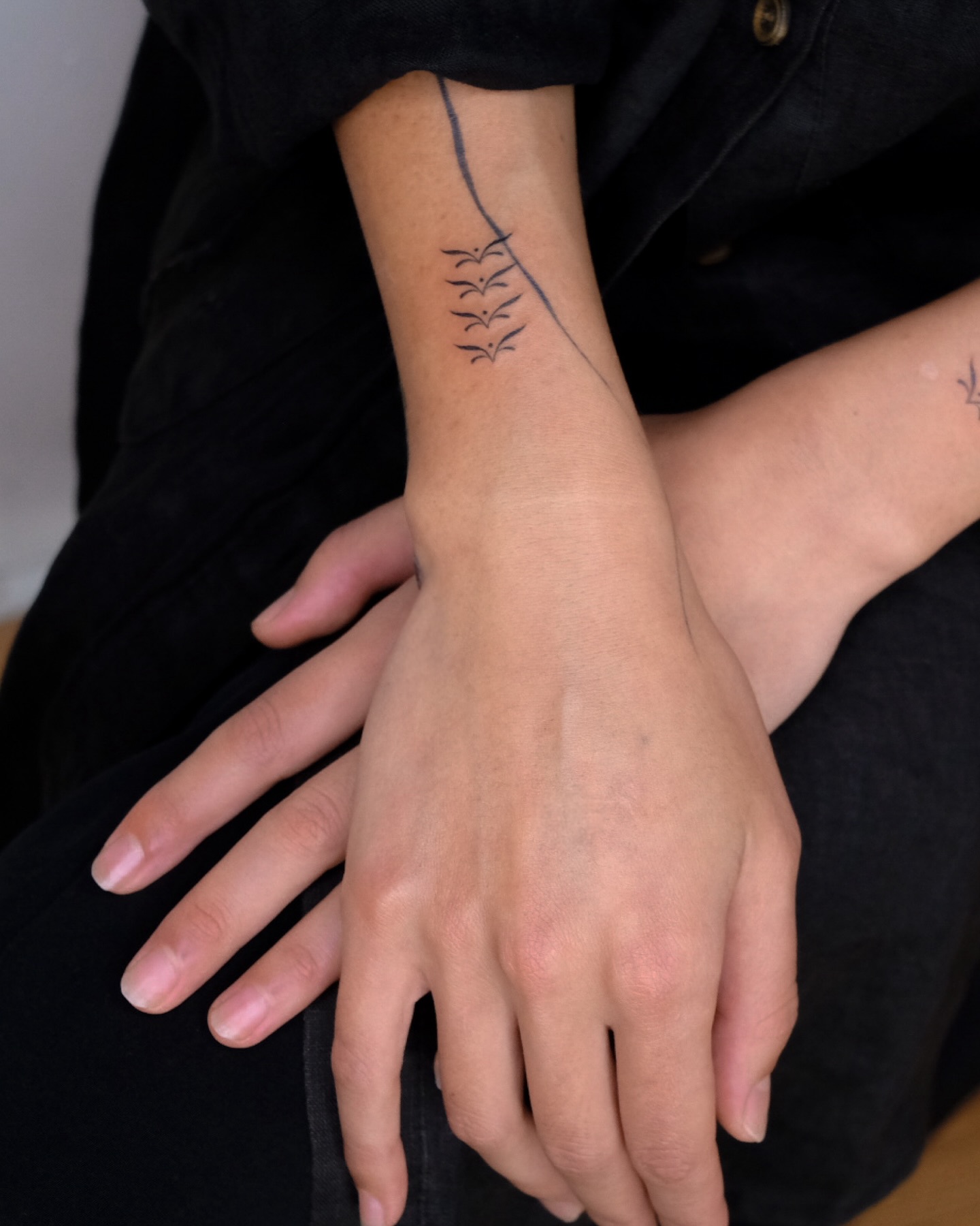 I crossed paths with the incredibly talented @han__ziran in NYC 🤍 (And I was thrilled to have the chance to tattoo her) 